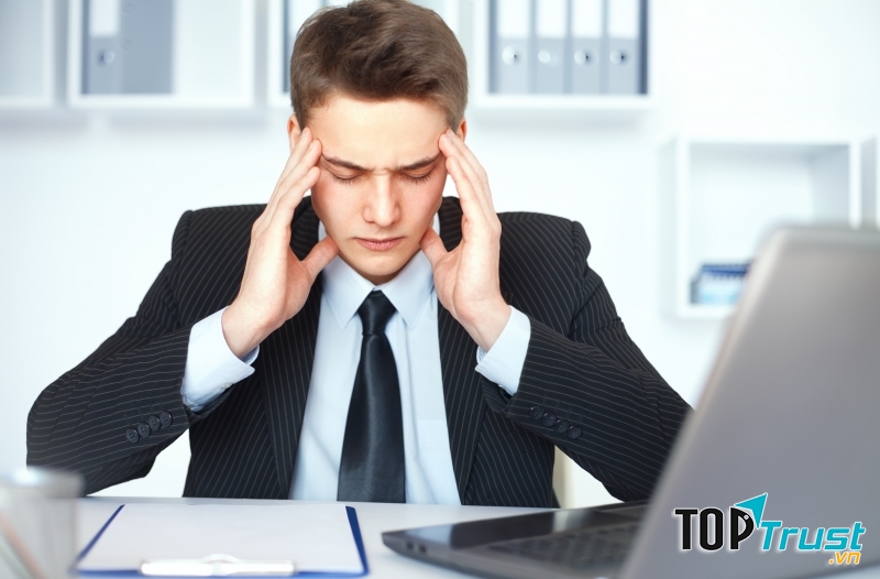 Làm việc với máy tính kéo dài khiến bạn đau đầu