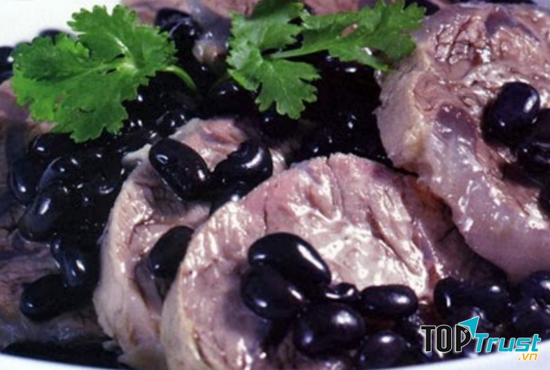 Vậy nên, khi nấu đậu đen cùng với thịt bò, hàm lượng sắt có trong thịt sẽ bị mất và gây cản trở sự hấp thu sắt trong cơ thể của bé.