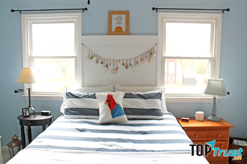 Đầu giường có cửa sổ