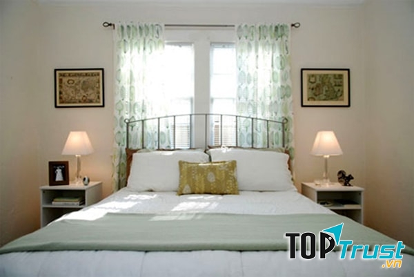 Đầu giường có cửa sổ