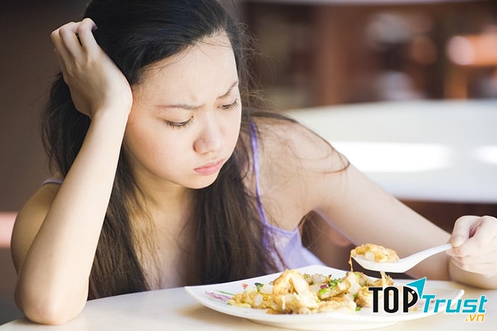 Triệu chứng chán ăn cũng xuất hiện phổ biến ở những người vị viêm loét đại tràng