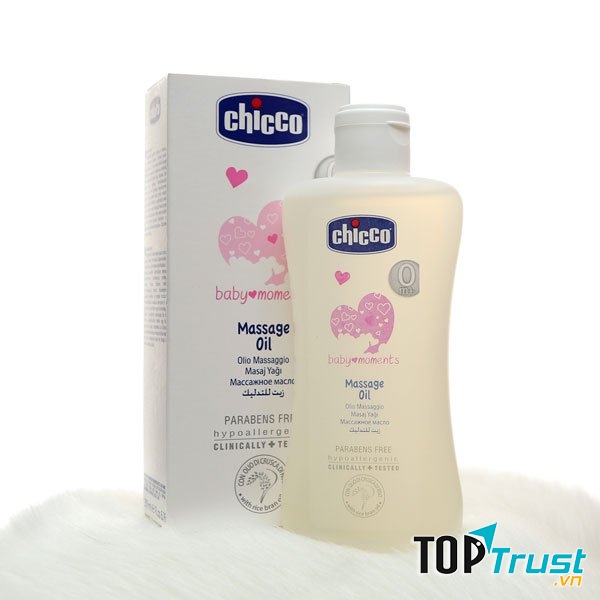 Chiết xuất tinh dầu cám gạo, dầu mát-xa Chicco giúp loại bỏ các bụi bẩn, bã nhờn, nhẹ nhàng làm sạch da Bé