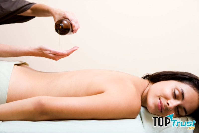 Dầu Massage Thảo Dược Tanamera giúp thư giãn các giác quan, hỗ trợ giải độc tố cơ thể, thúc đẩy quá trình tuần hoàn máu và giảm bớt sự căng thẳng, mang lại làn da mịn màng, mượt mà cùng hương thơm tự nhiên thư giãn.