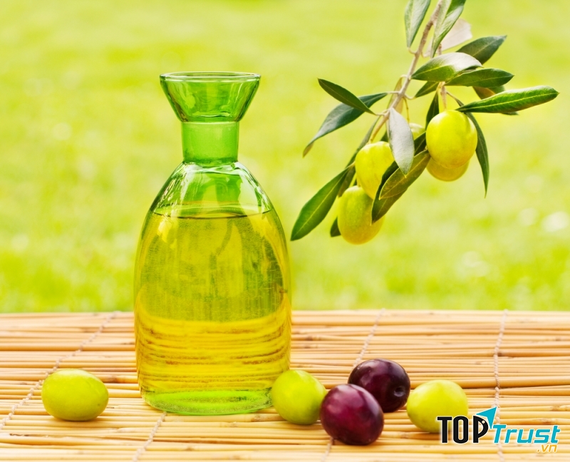 Trước khi đi ngủ, hãy massage mặt với vài giọt dầu oliu và bạn sẽ có được một làn da mịn màng, căng tràn sức sống.