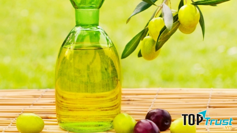 Một chút dầu ô liu trước khi ngủ sẽ chống lại sự hình thành nếp nhăn hiệu quả