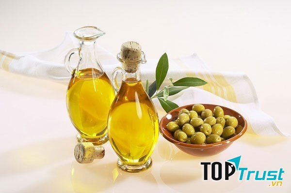 Dầu ô liu là gia vị không thể thiếu ở trong nấu ăn, hơn thế nữa người ta còn sử dụng dầu oliu để giải độc gan﻿.﻿