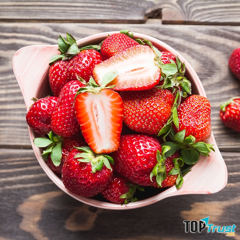 Dâu tây có hàm lượng Vitamin C dồi dào, ngoài ra còn chứa một lượng lớn chất sắt