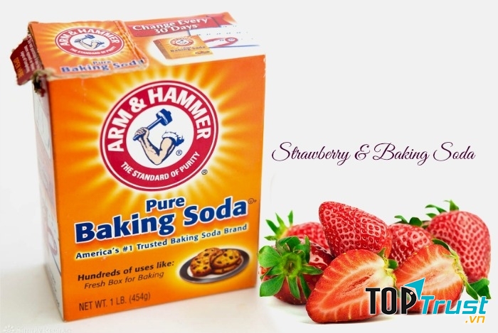 Pha loãng baking soda thành hỗn hợp sau đó nhúng dâu vào dung dịch và chà mạnh vào những vùng răng ố vàng, thực hiện 3 lần 1 tuần, những mảng bám đáng ghét sẽ sớm biến mất trong thời gian tới thôi.