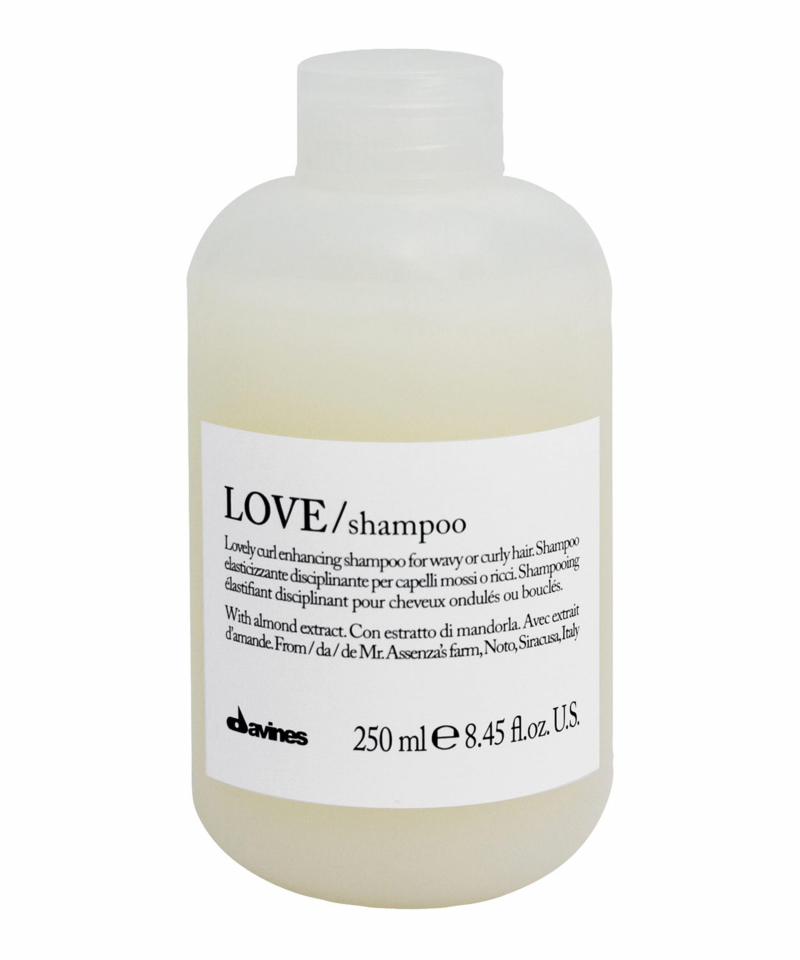 Với công thức dầu gội đặc và mịn, Davines Love Curl Enhancing Shampoo giúp nhẹ nhàng lấy sạch đi khói và bụi bẩn trên mái tóc của bạn