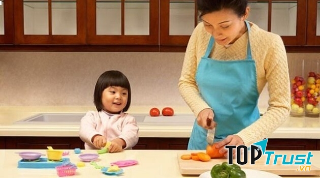 Dạy bé nấu ăn