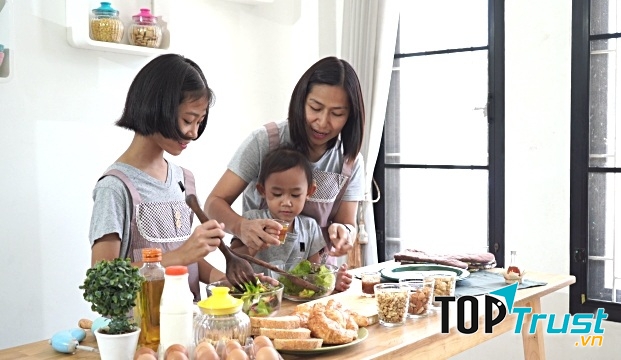 Dạy bé nấu ăn