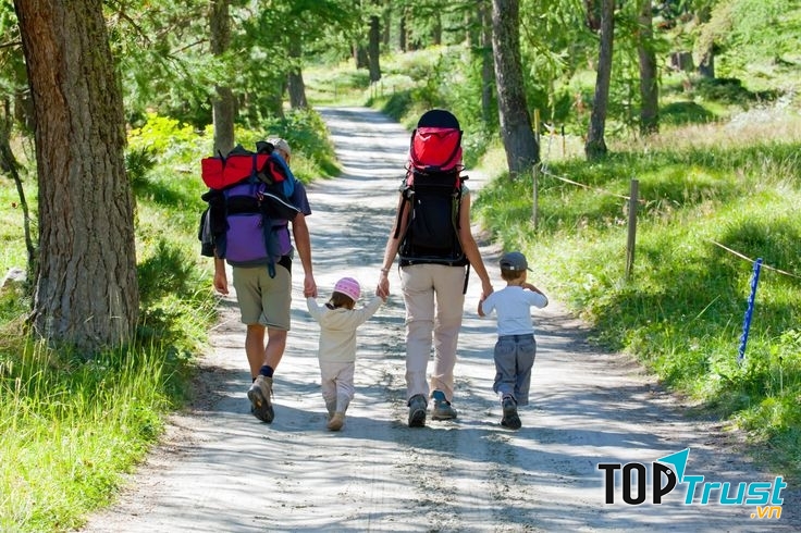 Bé tự lập biết đi một mình.