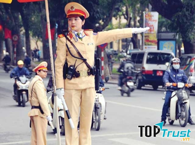 Cô công an, chú cảnh sát, nhân viên bảo vệ...có thể giúp đỡ trẻ khi đi lạc.