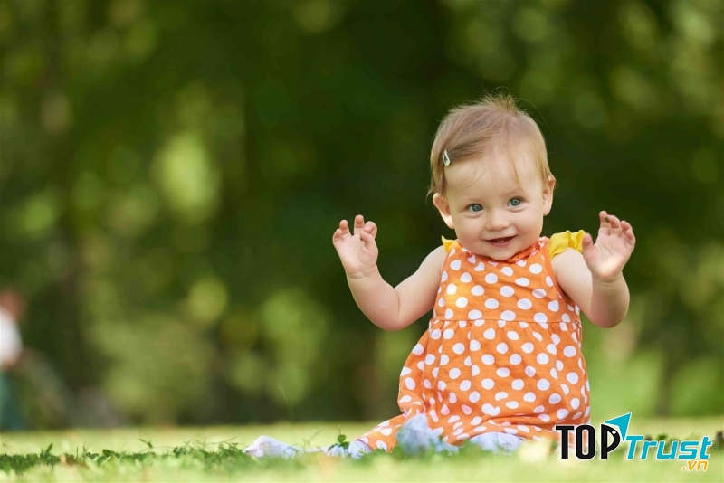 Bé biết vẫy tay chào người quen và từ chối người lạ.