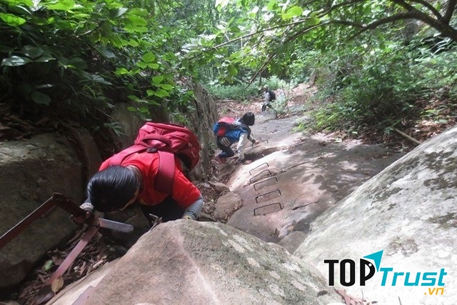 Trên đường đi có rất nhiều tình huống bất ngờ xảy ra với trẻ.