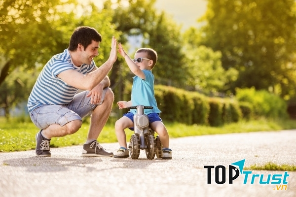 Cha mẹ nên chơi cùng con mỗi ngày và dạy bé cách xử lí tình huống nguy hiểm.