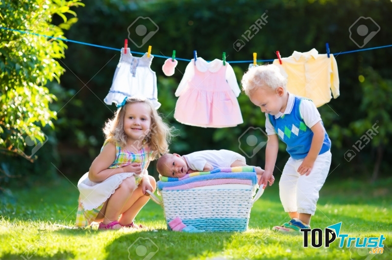 Dạy con tự giặt đồ và phơi đồ.