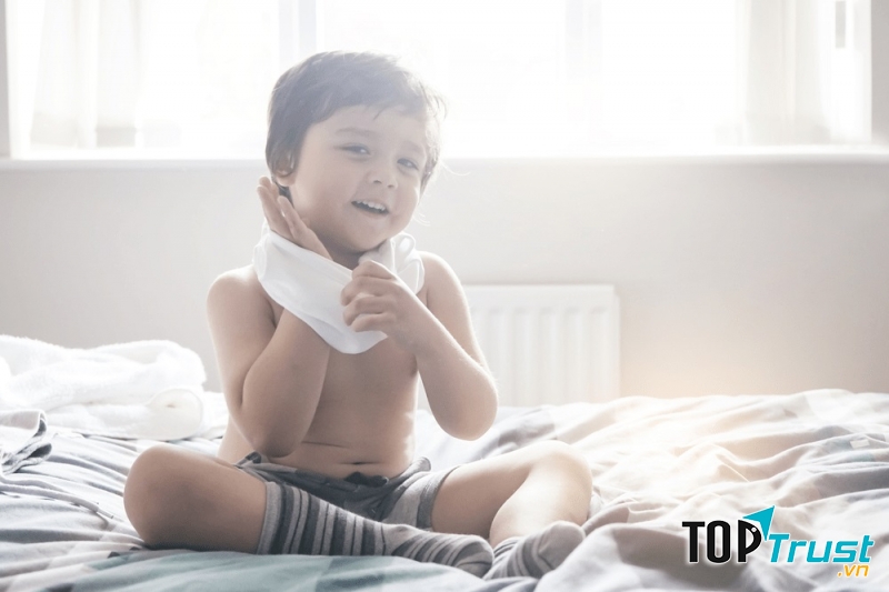 Dạy con tự lập bằng cách để trẻ tự mặc quần áo hàng ngày