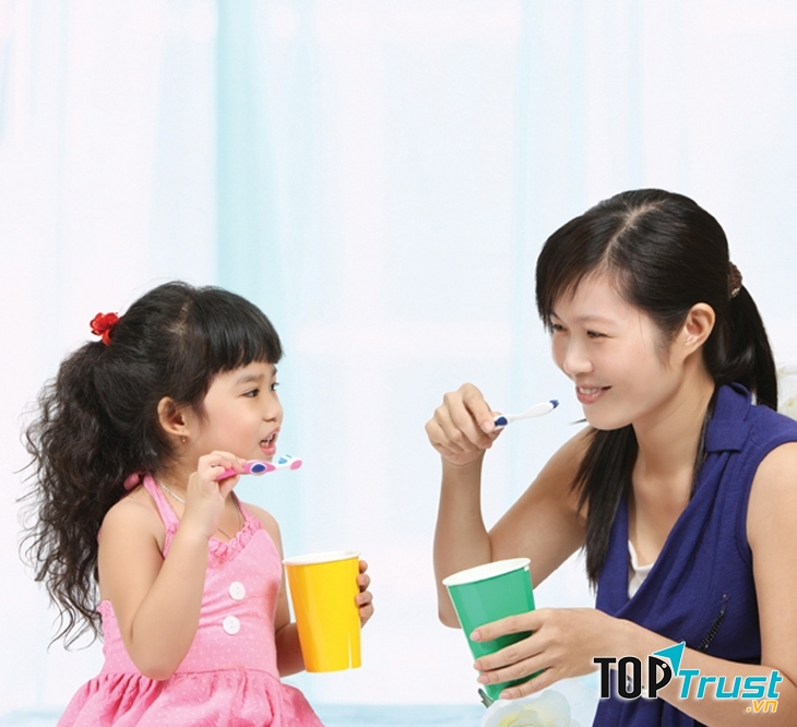 Hãy dạy con tự vệ sinh cá nhân.