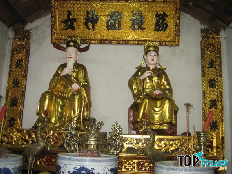 Tượng Nguyễn Trãi Nguyễn Thị Lộ tại khu tưởng niệm Lệ Chi Viên