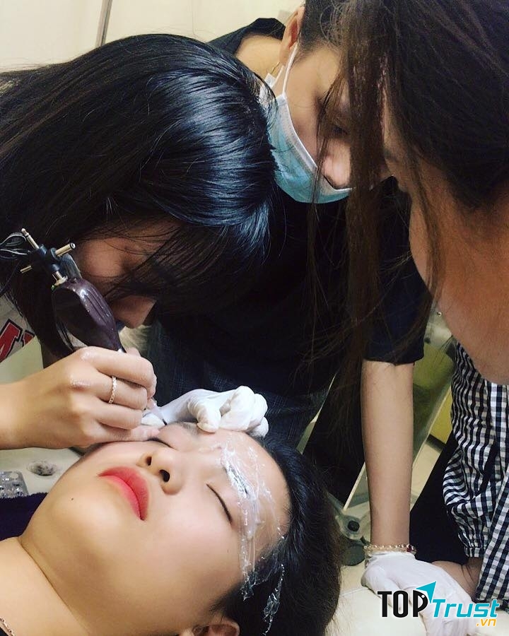 Các học viên đang chăm chú xem mẫu làm.