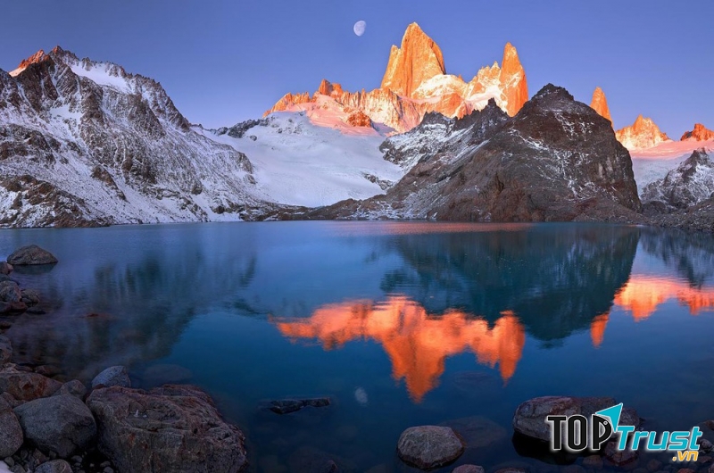 Con đường biến mất sau những dãy núi cao chót vót