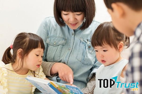 Cha mẹ dạy trẻ thói quen tra cứu, ham học hỏi