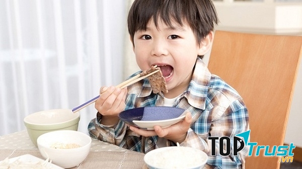 Cha mẹ Nhật dạy trẻ khuôn phép ngay cả trong bữa ăn