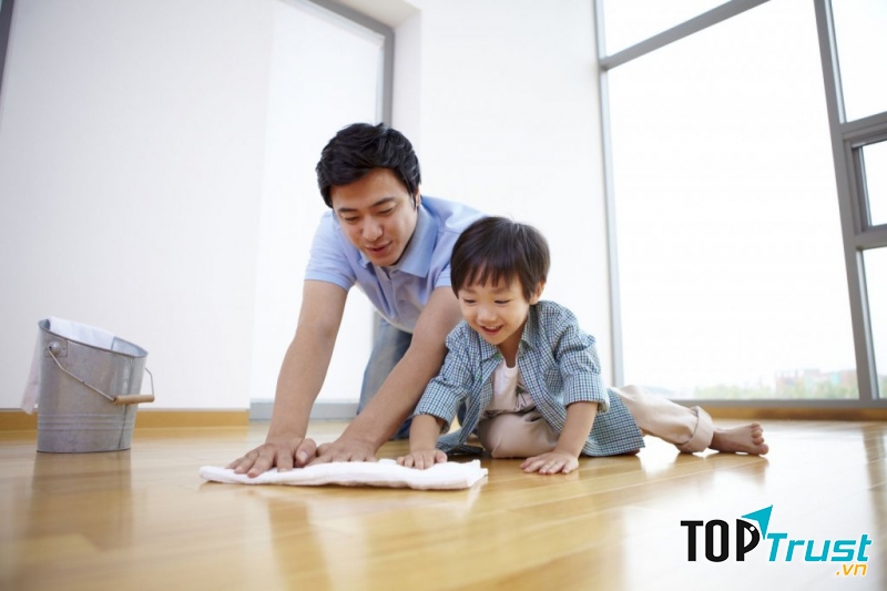 Để bé làm việc cùng mẹ