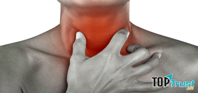 Nói to, nói nhiều khiến cổ họng đau rát khó chịu