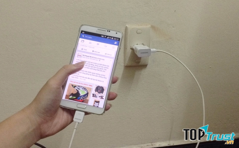 Đôi khi, việc bạn đặt điện thoại sạc trong phòng còn có thể gây ra tình trạng cháy pin, nổ pin vì pin hoạt động quá công suất.