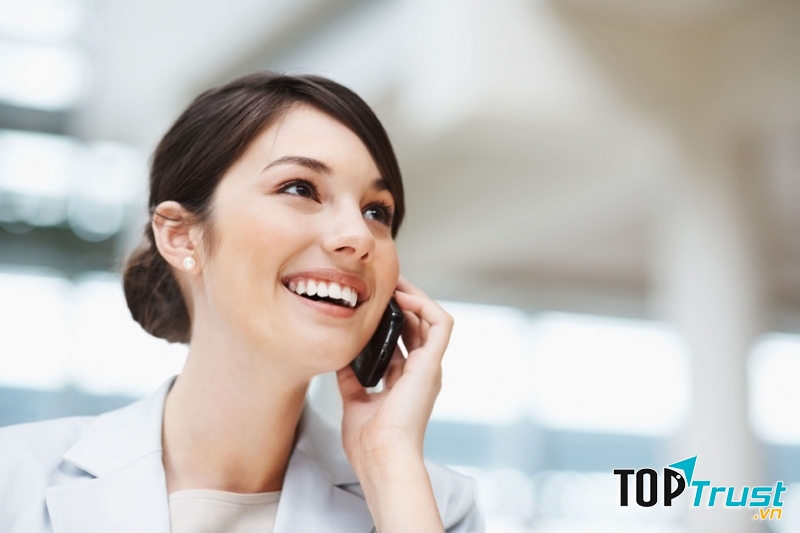 Không nên đặt điện thoại quá sát tai khi đàm thoại