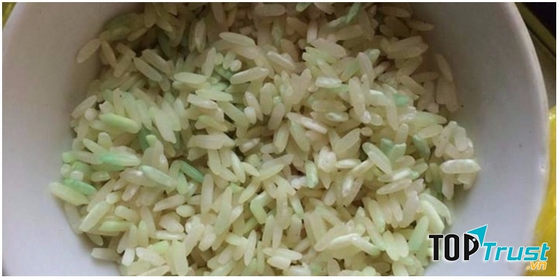 Gạo mốc khi để ngoài không khí ẩm là gạo thật