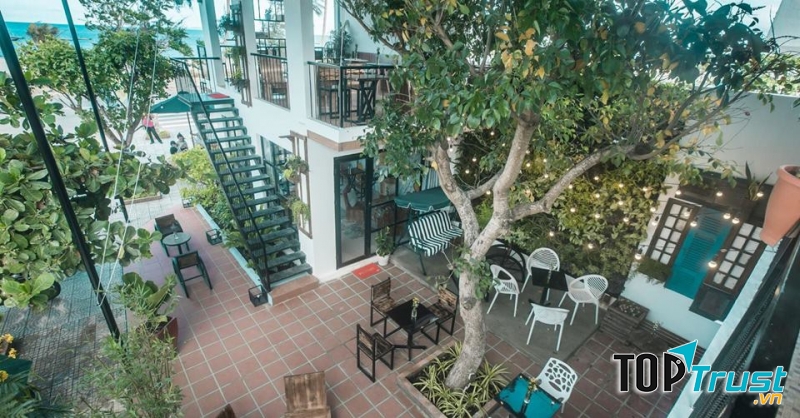 Không gian quán thoáng đãng view nhìn ra biển