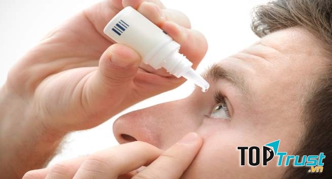 Đừng để lọ thuốc nhỏ mắt chạm vào mắt khi nhỏ