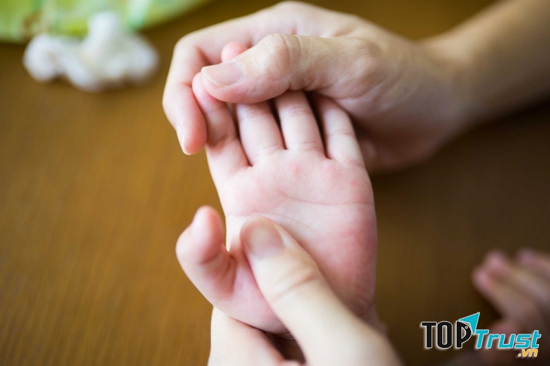Massage bàn tay nhẹ nhàng giúp máu lưu thông tốt hơn