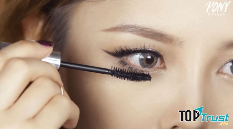 Bạn nên lau sạch phần mascara thừa trên đầu cọ