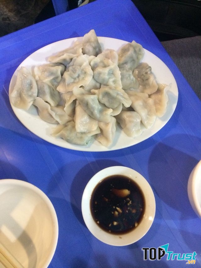   Đĩa sủi cảo Đông Bắc được mang đến bàn khi còn ấm nóng, một màu trắng mềm mại được thu vào tầm mắt.