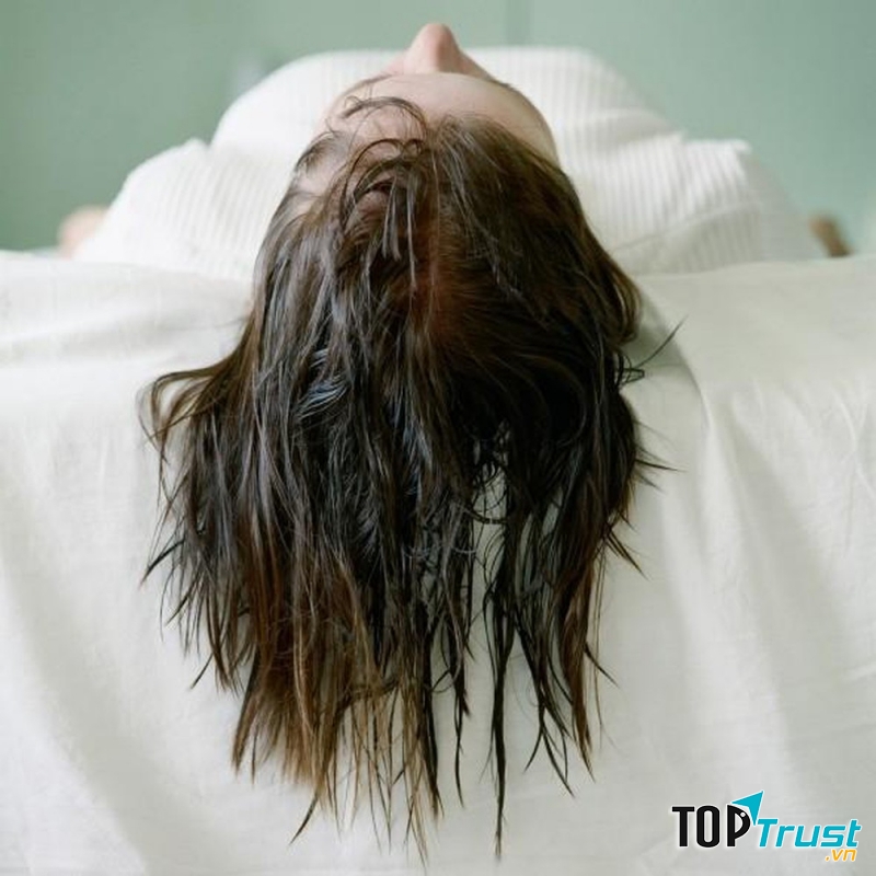 Để tóc ướt khi đi ngủ ảnh hưởng lớn tới sức khỏe