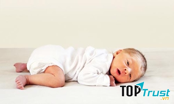 Khi nằm sấp, bé bị rất nhiều áp lực lên bụng và cơ hoành ngực.