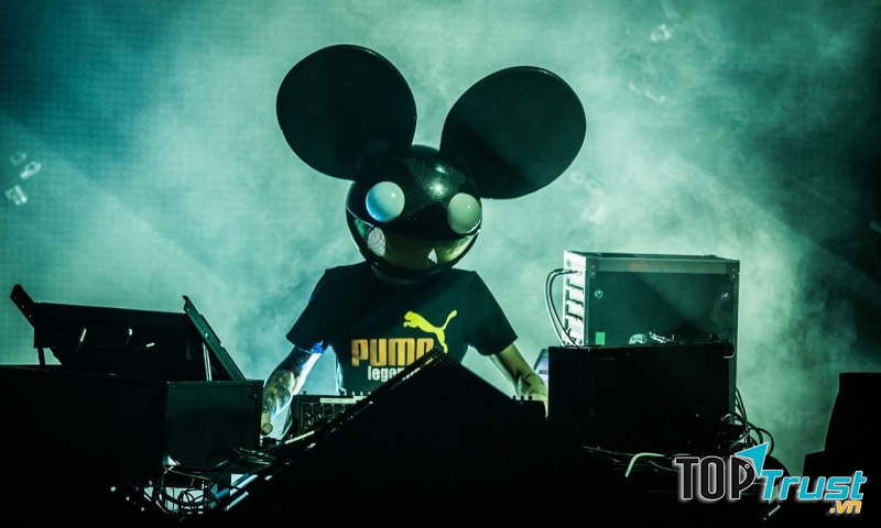Phong cách đặc trưng khi trình diễn của Deadmau5