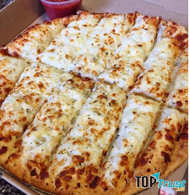Pizza bò bằm, pizza thập cẩm, pizza Hawai,… đều được bán với số lượng lớn mỗi ngày.