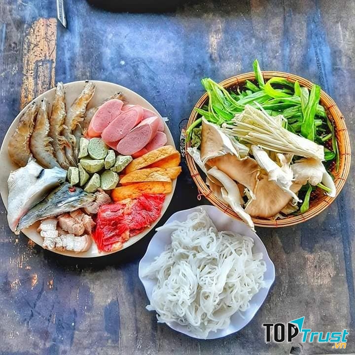 Nguyên liệu cho món lẩu ở quán Delio House