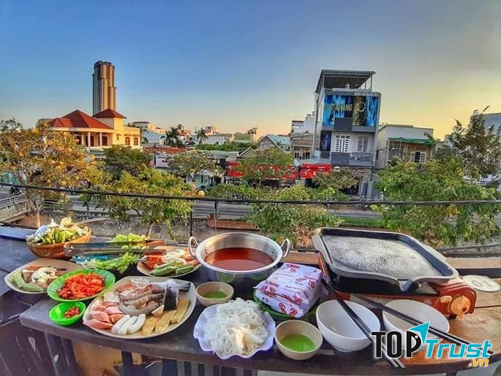 View nhìn từ sân thượng của quán Delio House