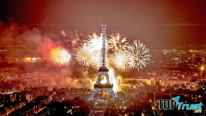 Người dân Pháp đón năm mới bằng rượu.