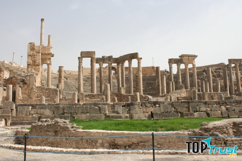 Khu bảo tồn Dougga rộng lớn, lưu giữ nhiều di tích giá trị.