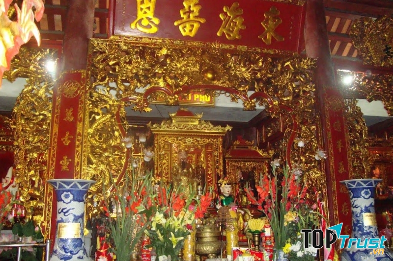 Bên trong đền Cặp Tiên