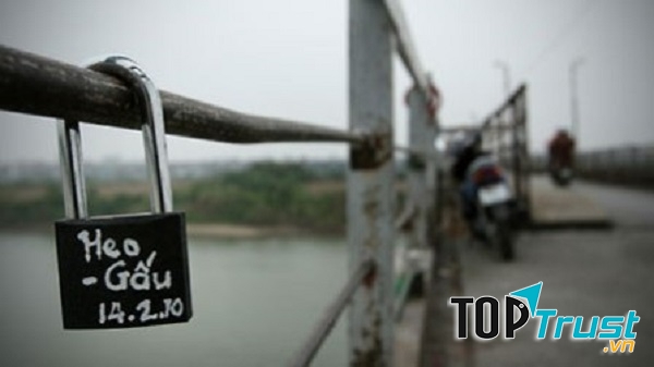 Chiếc cầu những ổ khóa tình yêu