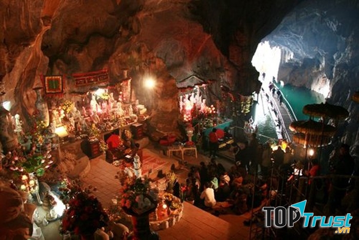 Đền thờ Chúa Thác Bờ