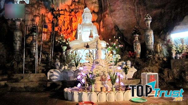 Đền thờ Chúa Thác Bờ